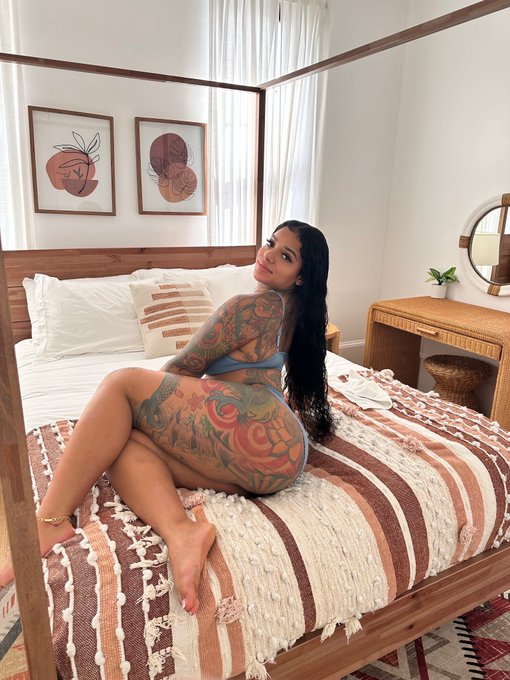 let&rsquo;s lay down 🛌💤 https://t.co/dBNyvJGJrK