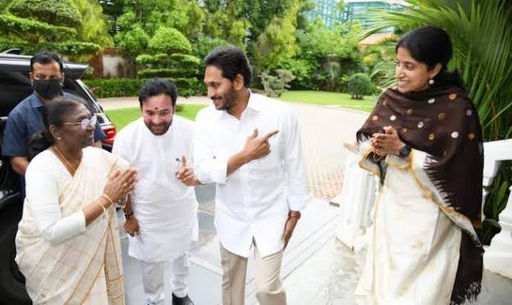 Raathikota's tweet photo. రేయి కొజ్జా ముండా @kishan_Janasena 

ఢిల్లీ వెళ్లి అమిత్షానీ 15 నిముషాలు కలిసి సెంట్రల్ మినిష్టర్ ఇంట్లొ లంచ్ చేసి గొప్పలు చెప్పుకునే పావలా

India president &amp; central ministers ఇంటికి వచ్చి తిని వెళ్ళే స్థాయీ జగన్ది

మళ్లీ చెప్తున్నాం జగన్ చెప్పుక్కి కూడా సరిపొడు @PawanKalyan https://t.co/2zdaz02BpA