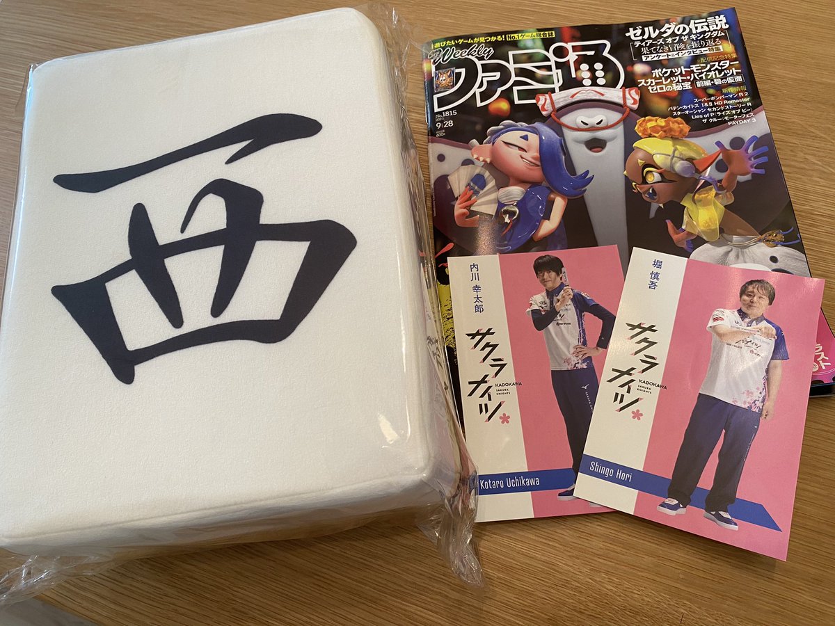 kotarouchikawa's tweet photo. KADOKAWA執行役の橋場さんに西の差し入れいただきました🥺
ファミ通9月号にはサクラナイツが4ページもの特集が組まれています🌸
もちろんBOOK WALKERで購入もできますよ！
絶賛発売中です。みてねー。 https://t.co/cEfw9F2yUK