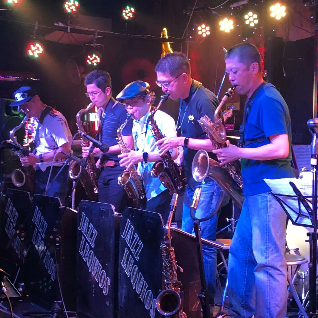 6tonUNIC's tweet photo. 昨晩は結成 約半年の新バンド『Big Lequios』の初ライブがありました🎶
宜野湾の『Garage Bar JJ』さん Bigbandでは少し狭かったけど、素敵な会場でした♪♪♪
生演奏は程よく緊張感があって楽しいですね😅
ツユ吉さん 写真ありがとうございます😊
#garagebarjj
#BIGLEQUIOS https://t.co/ob79ecXyPX