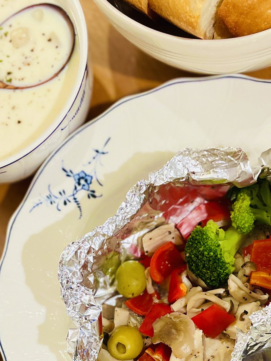 Kelly07251's tweet photo. 私はズボラ人間。
いつもwebで、簡単で美味しくて見栄えもいい料理レシピを見つけては自分の頭ノートに蓄積していく。
その中の１つ、サーモンのホイル包み。
今回は鶏胸肉も少し入れてみた。
アルミホイルに材料全部入れてフライパンで蒸すだけ。
ごちそうさまでした😋 https://t.co/ZQjz6nl9Bi