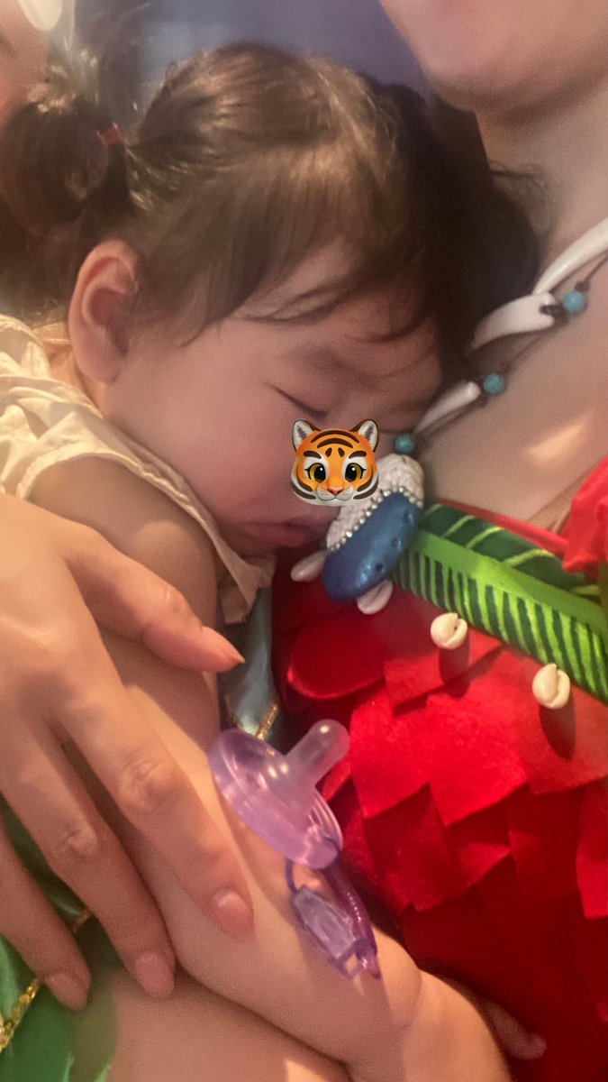 大荷物で舞浜行くのが無理で前日ぽにょに泊まってもらって朝から面倒みてもらい、ベビーカーでお散歩して寝かせてくれて、お昼寝はもにが抱っこで寝かしつけてそのまま抱っこで寝かせてくれた🫶🏻ママじゃなくても大丈夫な娘が楽すぎて有難いwww 15の朝昼もぽにょがあげてくれた。ベビーシッターww