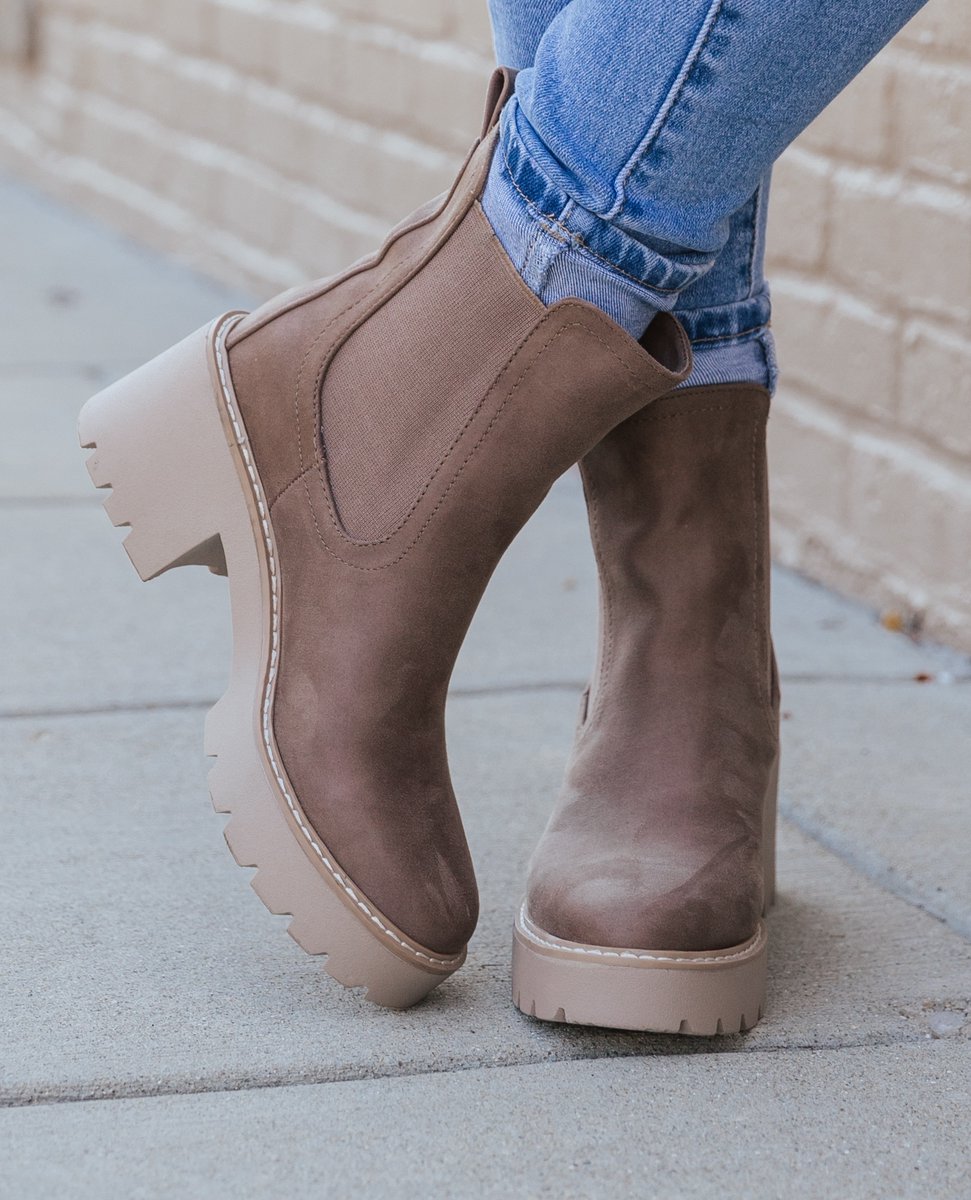 MagnoliaBtq's tweet image. Boot season is the best season, and these latest finds are the reason why! 🍁👢

#fallboots #bootstyles #westernboots #cowgirlboots #blackboots #heeledboots #trendingshoes #bootseason #newshoes #boots
Magnolia Boutique/ Boots for Fall/ New Shoes/ Boot Season