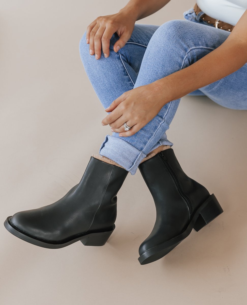 MagnoliaBtq's tweet image. Boot season is the best season, and these latest finds are the reason why! 🍁👢

#fallboots #bootstyles #westernboots #cowgirlboots #blackboots #heeledboots #trendingshoes #bootseason #newshoes #boots
Magnolia Boutique/ Boots for Fall/ New Shoes/ Boot Season