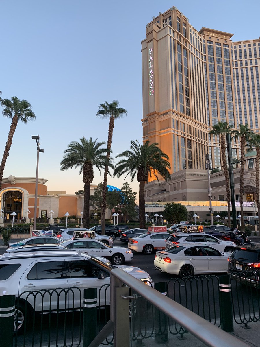 royillsley's tweet photo. Landed in Vegas and getting ready for Oracle Cloud World. https://t.co/OFHfspz5GV