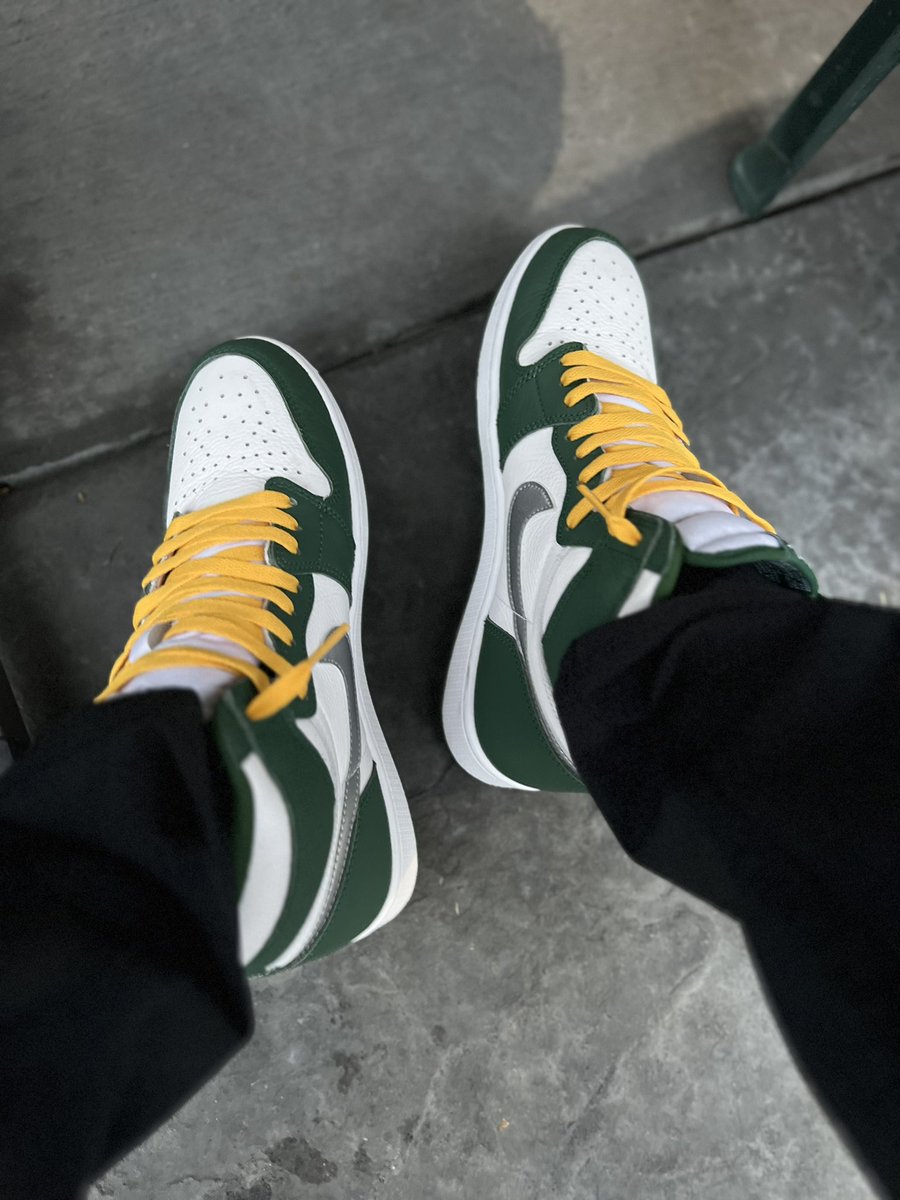 kilterlvr's tweet photo. In the late 90s & early 2000s I’d get clowned for doing lace swaps…I’d find colors at the swap meet, throw them on my Js!! So happy to see this new generation & old heads flipping colors on their kicks!! #kotd #snkrsliveheatingup #sneakerhead #snkrslivekickcheck https://t.co/5uAc9cPfuh