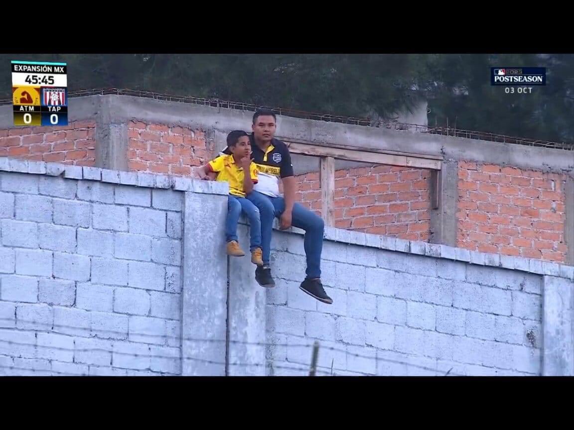 canario_mundo's tweet photo. 📸 ¡¡LA POSTAL DEL DEL PARTIDO!! 🟨🟥💪

¡¡Dos aficionados al @C_A_Morelia observando el partido desde la barda del @EstadioMorelos!! 👀 https://t.co/5E2kVDxRYC