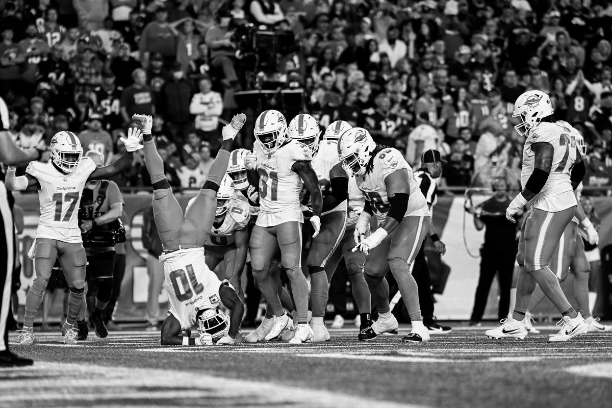 SportsInBW's tweet photo. @NFL @MiamiDolphins art…. but in black and white https://t.co/vmbVX2Nkxa