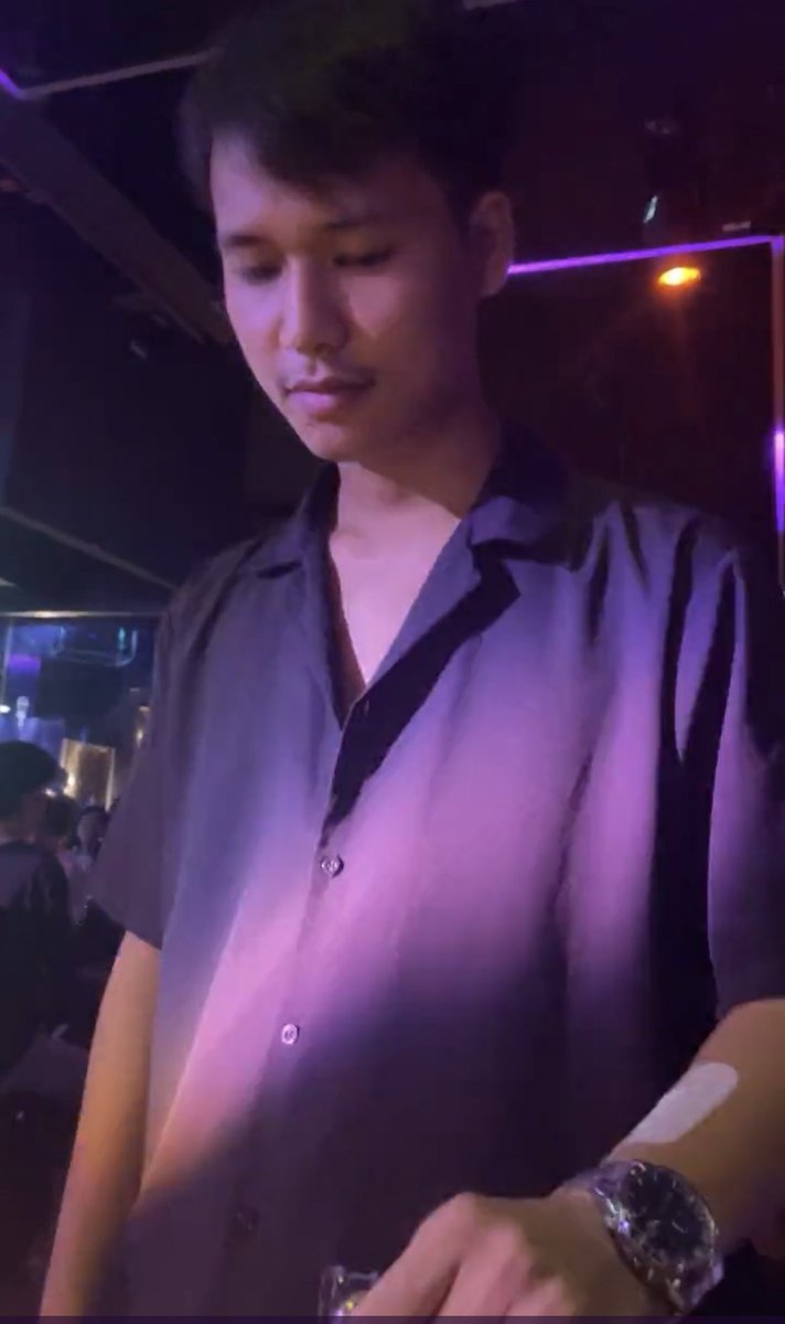 สภาพปัจจุบันมันนะคะ ใครเที่ยวสถานบันเทิงบ่อยๆ บอกเพื่อนๆให้ระวังบุคคลนี้ด้วยนะ จุดสังเกตใส่นาฬิกาข้อมือซ้ายปกปิดรอยสัก +พลาสเตอร์ปิดแขน หลังคอคล้ำๆ มีไฝใต้ปาก