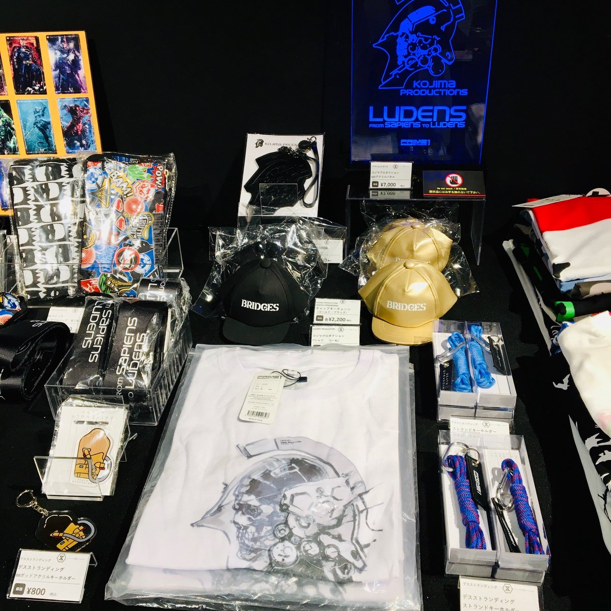 Nextlevel_Tokyo's tweet photo. 🏴新宿ギャラリーショップ🏴
#東京ゲームショウ 開幕間近‼️‼️🎮🎮
新宿ギャラリーショップでは、プライム1オリジナルのコジプロ・デスストグッズ絶賛販売中です✨
定番の #ストランドキーホルダー 今なら2種揃っておりますよ😊
#BBPOD アクリルキーホルダー Tシャツなどなど…色々取り揃えております‼️
#幕張メッセ の後は是非 #新宿マルイアネックス へお越しください✨
#コジマプロダクション #コジプロ #KojimaProductions #DeathStranding #デスストランディング #デススト #プライム1スタジオ #prime1studio #hideokojima #小島秀夫 #Ludens #ルーデンス #TGS2023 #東京ゲームショウ2023 #TOKYOGAMESHOW #TOKYOGAMESHOW2023