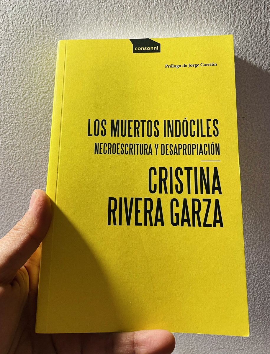 “No soy una optimista, soy terca […] no necesitamos esperanza sino obstinación. Tenemos que insistir. […] Esta escritura que es la deuda con otros, vive afuera, a veces aterida o a veces suavemente cobijada por extraños” <a href="/criveragarza/">Cristina Rivera Garza</a>