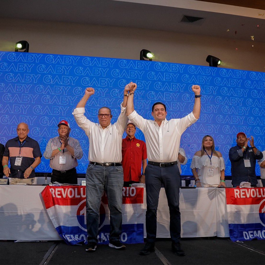 RosendoRiveraB's tweet photo. Luego de que ayer y hoy se definieran las 2 principales alianzas en miras a la próxima contienda de mayo de 2024. 

Aquí les va mi reflexión, sobre las posibilidades de las 3 principales fuerzas políticas de nuestro país.

Sin ningún orden especifico, tenemos a 1. RM-ALIANZA 2. ROUX-BLANDÓN y 3. GABY-ALLEYNE.

Para nadie es un secreto que el señor @rmartinelli lidera hasta el momento todas las encuestas, esto, incluso ha sido reconocido hasta por los archi-enemigos (@prensacom ) del llamado coloquialmente LOCO.

Entonces, que posibilidades reales tiene las mancuernas CARRIZO-ALLEYNE y ROUX-BLANDÓN de vencer en las urnas?

Empecemos por CARRIZO-ALLEYNE:@gabycarrizoj @camilo_alleyne 
Tienen en contra la cábala de que, en democracia, ningún partido en gobierno ha repetido, pero además, está dupleta tiene la carga o costo político, de ser sin duda el peor gobierno de la historia, superando a Endara (que a su favor tenía haber recibido un país en ruina y casi devastado por la dictadura PRD) y al de MIREYA (que fue tan malo que luego el pueblo, hastiado, votó por el hijo de un dictador).

En fin, los altos niveles de corrupción, la inoperancia de instituciones claves como el MOP, la falta de liderazgo y en muchas ocasiones desvaríos del presidente, serán un escollo difícil de superar para el novel político y el ya experimentado médico de la infertilidad. 

ROUX-BLANDÓN: @romuloroux @BlandonJose 
No puedo ser objetivo con la conformación de esta mancuerna, la verdad, no entendí cómo alguien como Jose Isabel, con más de 25 años en política, cedió la cabeza ante los intereses de los poderosos de este país. Ese error, espero no lo persiga el resto de su vida.

De la alianza y su eslogan, “lo bueno viene” , sin duda no se desprende sinceridad, es más se ve algo turbio, ya que si lo bueno, viene de la mano de AFU, COHEN, POPI, MIlLLER, y otros más, de los que se me escapan sus nombres, no quisiera saber si algo saliera mal y nos llegue por default, lo malo 😢. 

El discurso de luchar contra la corrupción y el clientelismo, viene de la mano de algunos de sus precursores, por no decir fundadores de esa nefasta forma de hacer política.

Vaticinio:

Sino pasa algo extraordinario, no veo cómo ninguna de estas dos mancuernas: CARRIZO-ALLEYNE y ROUX-BLANDÓN puedan vencer al LOCO.

La única esperanza para sus aspiraciones es que este último sea inhabilitado por la justicia penal.
 
Menciones especiales:

@MartinTorrijos , tendrá que negociar una “bajada honrosa” y negociar también algunos cargos (no descartemos a su esposa para la alcaldía capitalina). 

La ilusión de @RicardoLombanaG , se esfumó en la calistenia, nunca sabrá si fue el desliz de los Ricardo Alberto o simplemente que algunos (no yo) se dieron cuenta quien es en verdad. Su futuro político no es el mismo de la anterior contienda, en sus manos está su destino. Morir y desaparecer o, dar paso a un costado y apoyar algunas de las fuerzas con algo de posibilidades.

Melitón, @melarrocha quisiera pensar bien de los independientes, pero cuando vemos que este señor llegó a desplazar a verdaderos idealistas, con conciencia social y realmente independientes como @pacocarreira , sin duda, el método de recolección de firmas, en las próximas elecciones, debe ser revisado, sino observen al final los votos que sacará este señor.

Maribel, bueno, creo que el panameño está claro que si hay algo que no necesita este país es a la izquierda gobernando. Los ejemplos más antiguos (Cuba) y los recientes (Venezuela-Nicaragua) dan cuenta de su fracaso, y que solo traen miseria y desasosiego a los pueblos.

Zulay, @ZulayRL la abogada, PRD, está en varias encrucijadas, legales, política partidista e ideológicas. 

Solo ella sabe que quiere y hacia donde va, nadie más !