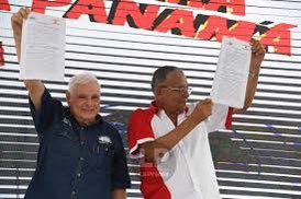 RosendoRiveraB's tweet photo. Luego de que ayer y hoy se definieran las 2 principales alianzas en miras a la próxima contienda de mayo de 2024. 

Aquí les va mi reflexión, sobre las posibilidades de las 3 principales fuerzas políticas de nuestro país.

Sin ningún orden especifico, tenemos a 1. RM-ALIANZA 2. ROUX-BLANDÓN y 3. GABY-ALLEYNE.

Para nadie es un secreto que el señor @rmartinelli lidera hasta el momento todas las encuestas, esto, incluso ha sido reconocido hasta por los archi-enemigos (@prensacom ) del llamado coloquialmente LOCO.

Entonces, que posibilidades reales tiene las mancuernas CARRIZO-ALLEYNE y ROUX-BLANDÓN de vencer en las urnas?

Empecemos por CARRIZO-ALLEYNE:@gabycarrizoj @camilo_alleyne 
Tienen en contra la cábala de que, en democracia, ningún partido en gobierno ha repetido, pero además, está dupleta tiene la carga o costo político, de ser sin duda el peor gobierno de la historia, superando a Endara (que a su favor tenía haber recibido un país en ruina y casi devastado por la dictadura PRD) y al de MIREYA (que fue tan malo que luego el pueblo, hastiado, votó por el hijo de un dictador).

En fin, los altos niveles de corrupción, la inoperancia de instituciones claves como el MOP, la falta de liderazgo y en muchas ocasiones desvaríos del presidente, serán un escollo difícil de superar para el novel político y el ya experimentado médico de la infertilidad. 

ROUX-BLANDÓN: @romuloroux @BlandonJose 
No puedo ser objetivo con la conformación de esta mancuerna, la verdad, no entendí cómo alguien como Jose Isabel, con más de 25 años en política, cedió la cabeza ante los intereses de los poderosos de este país. Ese error, espero no lo persiga el resto de su vida.

De la alianza y su eslogan, “lo bueno viene” , sin duda no se desprende sinceridad, es más se ve algo turbio, ya que si lo bueno, viene de la mano de AFU, COHEN, POPI, MIlLLER, y otros más, de los que se me escapan sus nombres, no quisiera saber si algo saliera mal y nos llegue por default, lo malo 😢. 

El discurso de luchar contra la corrupción y el clientelismo, viene de la mano de algunos de sus precursores, por no decir fundadores de esa nefasta forma de hacer política.

Vaticinio:

Sino pasa algo extraordinario, no veo cómo ninguna de estas dos mancuernas: CARRIZO-ALLEYNE y ROUX-BLANDÓN puedan vencer al LOCO.

La única esperanza para sus aspiraciones es que este último sea inhabilitado por la justicia penal.
 
Menciones especiales:

@MartinTorrijos , tendrá que negociar una “bajada honrosa” y negociar también algunos cargos (no descartemos a su esposa para la alcaldía capitalina). 

La ilusión de @RicardoLombanaG , se esfumó en la calistenia, nunca sabrá si fue el desliz de los Ricardo Alberto o simplemente que algunos (no yo) se dieron cuenta quien es en verdad. Su futuro político no es el mismo de la anterior contienda, en sus manos está su destino. Morir y desaparecer o, dar paso a un costado y apoyar algunas de las fuerzas con algo de posibilidades.

Melitón, @melarrocha quisiera pensar bien de los independientes, pero cuando vemos que este señor llegó a desplazar a verdaderos idealistas, con conciencia social y realmente independientes como @pacocarreira , sin duda, el método de recolección de firmas, en las próximas elecciones, debe ser revisado, sino observen al final los votos que sacará este señor.

Maribel, bueno, creo que el panameño está claro que si hay algo que no necesita este país es a la izquierda gobernando. Los ejemplos más antiguos (Cuba) y los recientes (Venezuela-Nicaragua) dan cuenta de su fracaso, y que solo traen miseria y desasosiego a los pueblos.

Zulay, @ZulayRL la abogada, PRD, está en varias encrucijadas, legales, política partidista e ideológicas. 

Solo ella sabe que quiere y hacia donde va, nadie más !