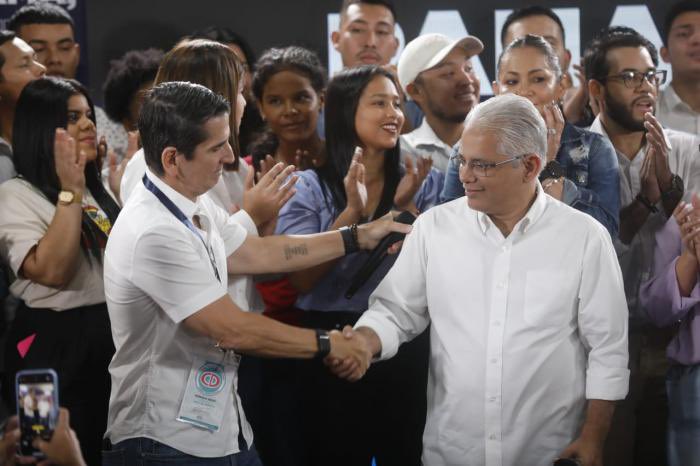 RosendoRiveraB's tweet photo. Luego de que ayer y hoy se definieran las 2 principales alianzas en miras a la próxima contienda de mayo de 2024. 

Aquí les va mi reflexión, sobre las posibilidades de las 3 principales fuerzas políticas de nuestro país.

Sin ningún orden especifico, tenemos a 1. RM-ALIANZA 2. ROUX-BLANDÓN y 3. GABY-ALLEYNE.

Para nadie es un secreto que el señor @rmartinelli lidera hasta el momento todas las encuestas, esto, incluso ha sido reconocido hasta por los archi-enemigos (@prensacom ) del llamado coloquialmente LOCO.

Entonces, que posibilidades reales tiene las mancuernas CARRIZO-ALLEYNE y ROUX-BLANDÓN de vencer en las urnas?

Empecemos por CARRIZO-ALLEYNE:@gabycarrizoj @camilo_alleyne 
Tienen en contra la cábala de que, en democracia, ningún partido en gobierno ha repetido, pero además, está dupleta tiene la carga o costo político, de ser sin duda el peor gobierno de la historia, superando a Endara (que a su favor tenía haber recibido un país en ruina y casi devastado por la dictadura PRD) y al de MIREYA (que fue tan malo que luego el pueblo, hastiado, votó por el hijo de un dictador).

En fin, los altos niveles de corrupción, la inoperancia de instituciones claves como el MOP, la falta de liderazgo y en muchas ocasiones desvaríos del presidente, serán un escollo difícil de superar para el novel político y el ya experimentado médico de la infertilidad. 

ROUX-BLANDÓN: @romuloroux @BlandonJose 
No puedo ser objetivo con la conformación de esta mancuerna, la verdad, no entendí cómo alguien como Jose Isabel, con más de 25 años en política, cedió la cabeza ante los intereses de los poderosos de este país. Ese error, espero no lo persiga el resto de su vida.

De la alianza y su eslogan, “lo bueno viene” , sin duda no se desprende sinceridad, es más se ve algo turbio, ya que si lo bueno, viene de la mano de AFU, COHEN, POPI, MIlLLER, y otros más, de los que se me escapan sus nombres, no quisiera saber si algo saliera mal y nos llegue por default, lo malo 😢. 

El discurso de luchar contra la corrupción y el clientelismo, viene de la mano de algunos de sus precursores, por no decir fundadores de esa nefasta forma de hacer política.

Vaticinio:

Sino pasa algo extraordinario, no veo cómo ninguna de estas dos mancuernas: CARRIZO-ALLEYNE y ROUX-BLANDÓN puedan vencer al LOCO.

La única esperanza para sus aspiraciones es que este último sea inhabilitado por la justicia penal.
 
Menciones especiales:

@MartinTorrijos , tendrá que negociar una “bajada honrosa” y negociar también algunos cargos (no descartemos a su esposa para la alcaldía capitalina). 

La ilusión de @RicardoLombanaG , se esfumó en la calistenia, nunca sabrá si fue el desliz de los Ricardo Alberto o simplemente que algunos (no yo) se dieron cuenta quien es en verdad. Su futuro político no es el mismo de la anterior contienda, en sus manos está su destino. Morir y desaparecer o, dar paso a un costado y apoyar algunas de las fuerzas con algo de posibilidades.

Melitón, @melarrocha quisiera pensar bien de los independientes, pero cuando vemos que este señor llegó a desplazar a verdaderos idealistas, con conciencia social y realmente independientes como @pacocarreira , sin duda, el método de recolección de firmas, en las próximas elecciones, debe ser revisado, sino observen al final los votos que sacará este señor.

Maribel, bueno, creo que el panameño está claro que si hay algo que no necesita este país es a la izquierda gobernando. Los ejemplos más antiguos (Cuba) y los recientes (Venezuela-Nicaragua) dan cuenta de su fracaso, y que solo traen miseria y desasosiego a los pueblos.

Zulay, @ZulayRL la abogada, PRD, está en varias encrucijadas, legales, política partidista e ideológicas. 

Solo ella sabe que quiere y hacia donde va, nadie más !