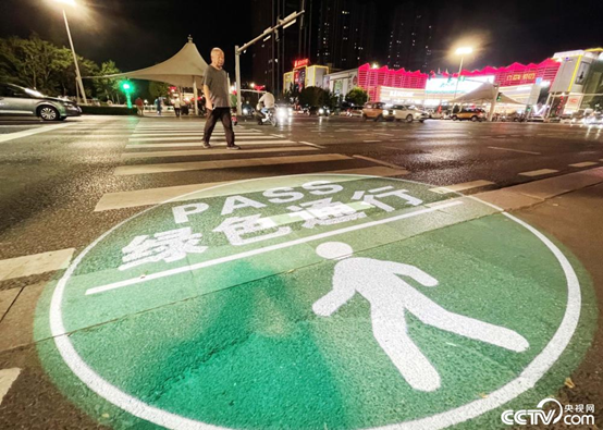 2023年9月14日晚，山东潍坊，北海路与胜利东街路口，一种新型交通警示投影灯投入使用。