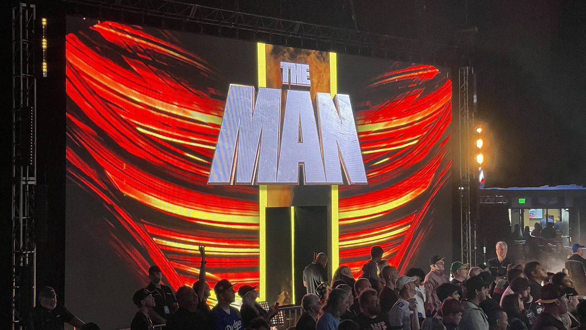 Too. Much. Fun. Thanks for a great night of #WWEBoise, team <a href="/WWE/">WWE</a>! 

Highlight? #TheMan <a href="/BeckyLynchWWE/">Rebecca Quin</a> for sure. Lost our collective minds when your music hit, Becks. 👊🏻