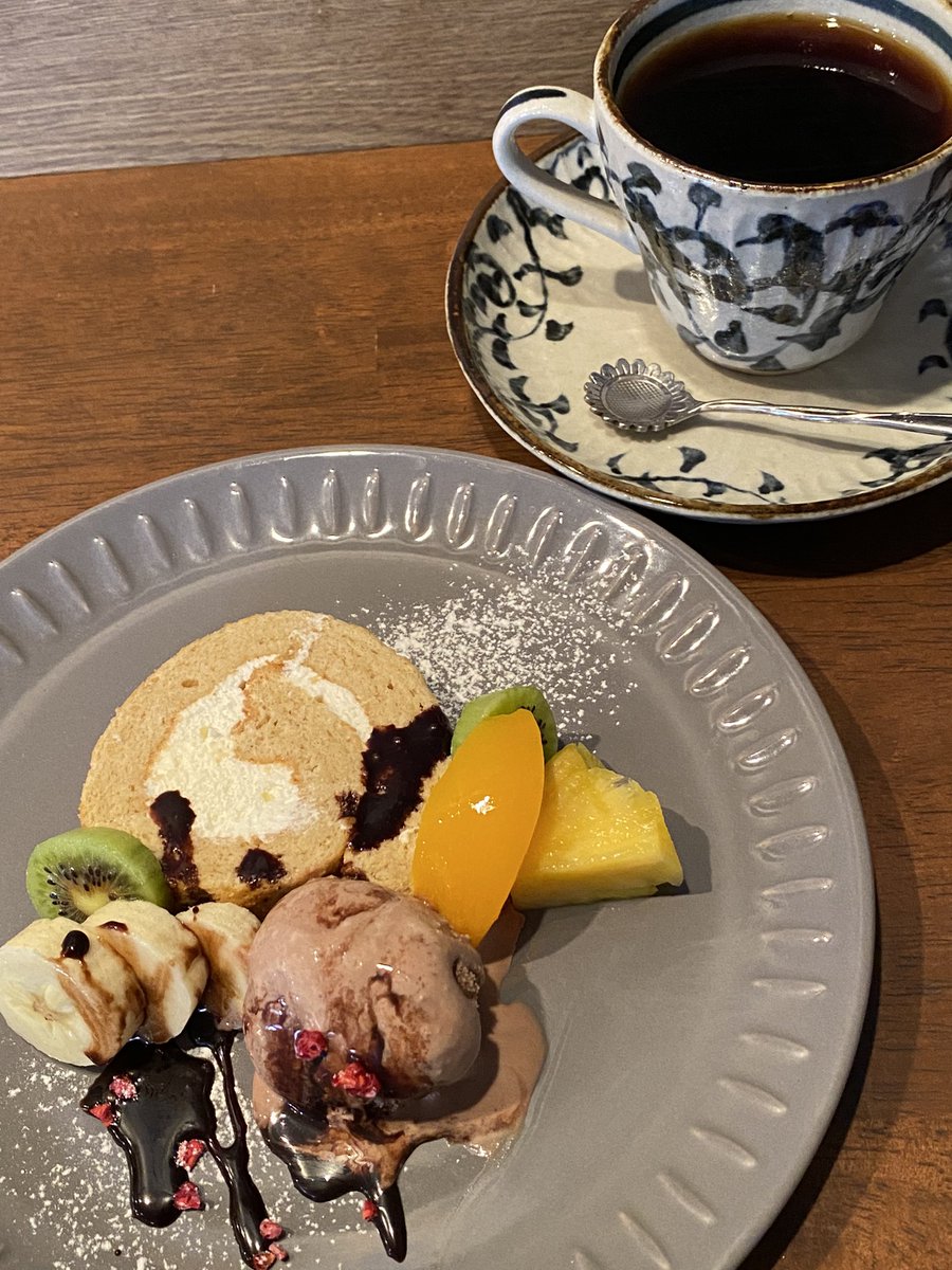 lennon_no_fight's tweet photo. デザートは長調の調べの様です。自然と笑顔になってしまいます🎵
#ペペロンチーノ
#cafemix
#カフェミックス
#長調の調べのデザート https://t.co/KGdwbUYoMs