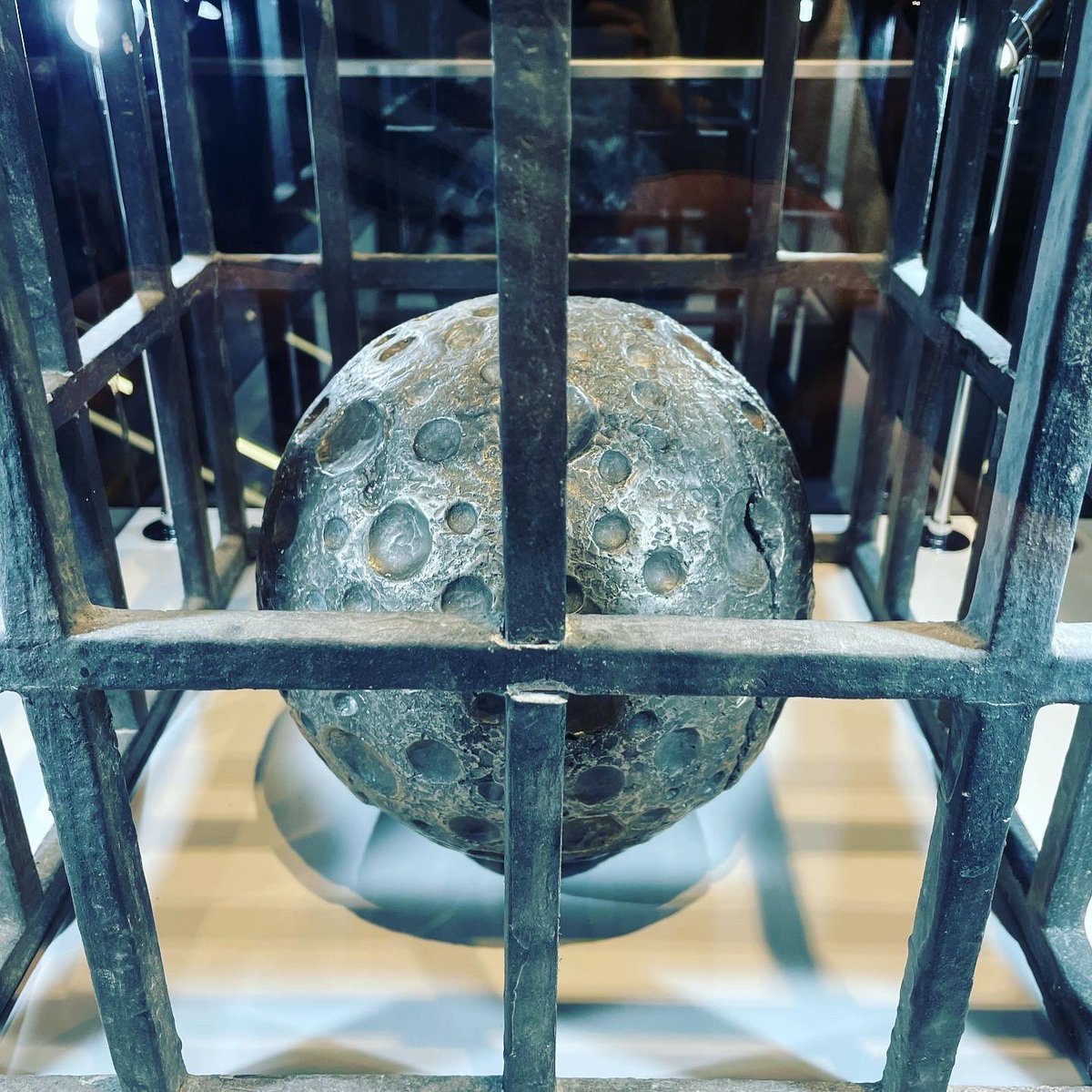 doy1969's tweet photo. 渋谷で『アステロイド・シティ』観ました。エイリアンかわいい👽。衣装や小道具に加えて隕石が展示してました。 https://t.co/Wr6wN5KmYP