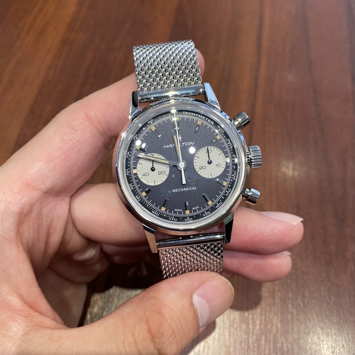 mini_9615's tweet photo. かなり久しぶりに新しい時計を買いました！
ここ最近はApple Watchばかりしてましたが、手巻きクロノはやっぱり気分が上がります〜
バルジューの鬱陶しいローターのカラカラ音がないのは嬉しい誤算でした笑 https://t.co/DIx6IQta2g