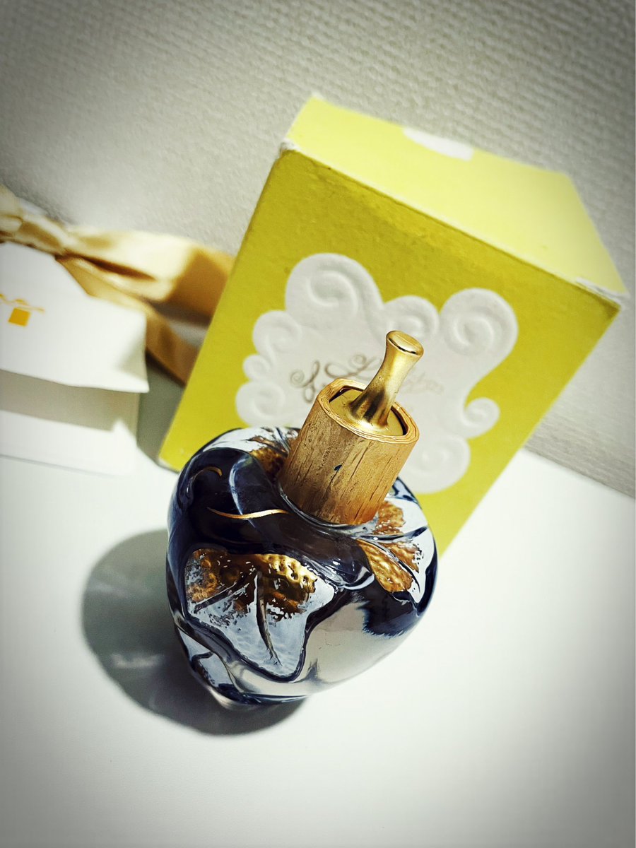 ZekeDeux_Haruka's tweet photo. 今日はthe Reveude Iの誕生日
2日違いで活動時は真ん中の9/17に生誕ライブしてお互いを祝ってたな。
���れからも素敵な歌を奏でてね！

MCで言ってたプレゼントの香水 #ロリータレンピカ
メッセージカードにはこんな一言が
「願いを青い風に乗せて..」 https://t.co/h7DzLuYI8i