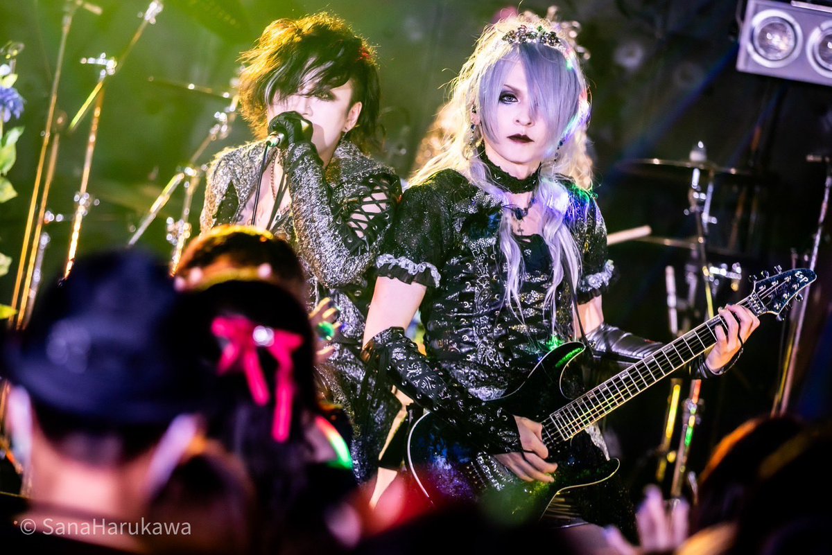 ZekeDeux_Haruka's tweet photo. 今日はthe Reveude Iの誕生日
2日違いで活動時は真ん中の9/17に生誕ライブしてお互いを祝ってたな。
���れからも素敵な歌を奏でてね！

MCで言ってたプレゼントの香水 #ロリータレンピカ
メッセージカードにはこんな一言が
「願いを青い風に乗せて..」 https://t.co/h7DzLuYI8i