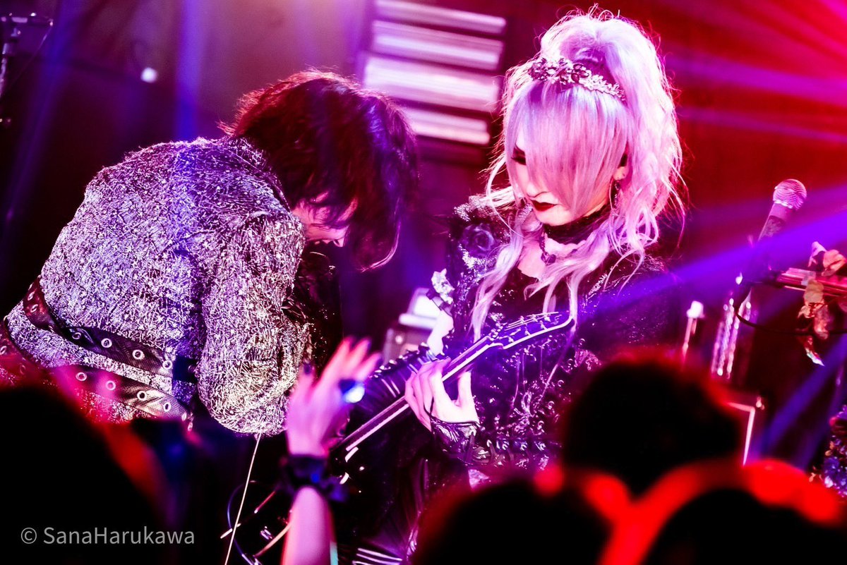 ZekeDeux_Haruka's tweet photo. 今日はthe Reveude Iの誕生日
2日違いで活動時は真ん中の9/17に生誕ライブしてお互いを祝ってたな。
���れからも素敵な歌を奏でてね！

MCで言ってたプレゼントの香水 #ロリータレンピカ
メッセージカードにはこんな一言が
「願いを青い風に乗せて..」 https://t.co/h7DzLuYI8i