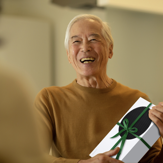 Xbox_JP's tweet image. 今日は #敬老の日​

日頃の感謝を込めて、おじいちゃんにプレゼント✨🎁​

#Xbox​
#XboxSeriesS 🌟