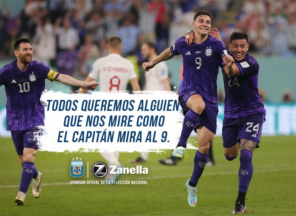 🇦🇷⚽ Con la misma sonrisa que el Capitán mira al 9, nosotros miramos lo sucedido 9 meses atrás… 

¿Dónde estabas mirando el partido de Argentina vs Polonia? Contanos. 💬

#Zanella #SelecciónArgentina #NosImpulsaNuestraHistoria #Argentina