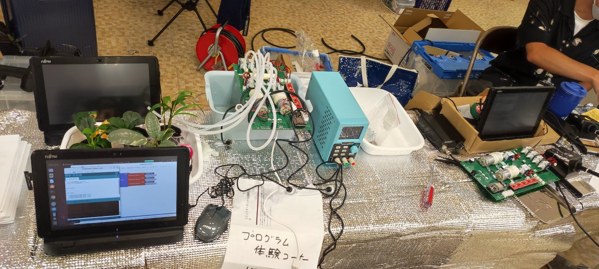 nanbuwks's tweet photo. 秋葉原ロボット部の今回のプログラム体験コーナーは栽培ロボットボードを使った給排水プログラム体験 #NT富山 #AKBROBOT https://t.co/HNpVlS0z4L