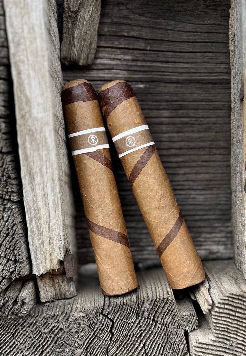 Good evening FAM! #nowsmoking @ChiefHava @SmokeRoMA @RoMaCraft glam shot EMH #Aquitaine Frenchy 🇫🇷 with #coffee ☕️ #RoMaCraft those who know #cigarsmoke #smokesignals #cigar #cigars #WeaselClub #Nicasueño #Nicaragua 🌿