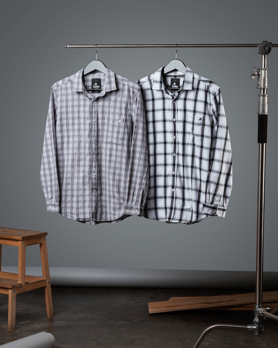 Kamu pilih kemeja kotak-kotak kiri atau kanan Amigos?
Kemeja lengan panjang slim fit padukan dengan celana chinos untuk tampilan smart casual.