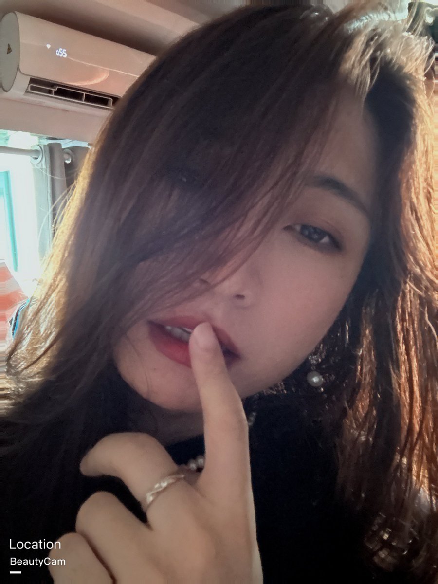 tiantian8451's tweet photo. 姐姐类型谁不爱 https://t.co/QnMOdwhMzd