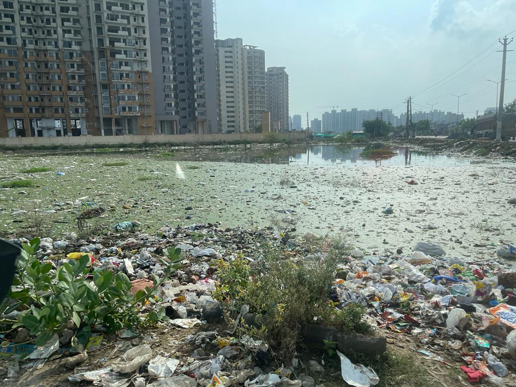 vaneetb2002's tweet photo. @DEEPAKKAHUJA @anilvijminister @drkamalguptabjp @MCManesar @cmohry @mlkhattar @nishantyadavIAS @PardipnarulaNBT @Veeren_Verma @ulbharyana Dengue is expected as there are lot of places like sec 37C full of water logged as well as garbage. Multiple complaints raised since last 1 month on swatchchta app but to no avail. They get auto completed but no action on grnd. https://t.co/qR0ImwhdH6