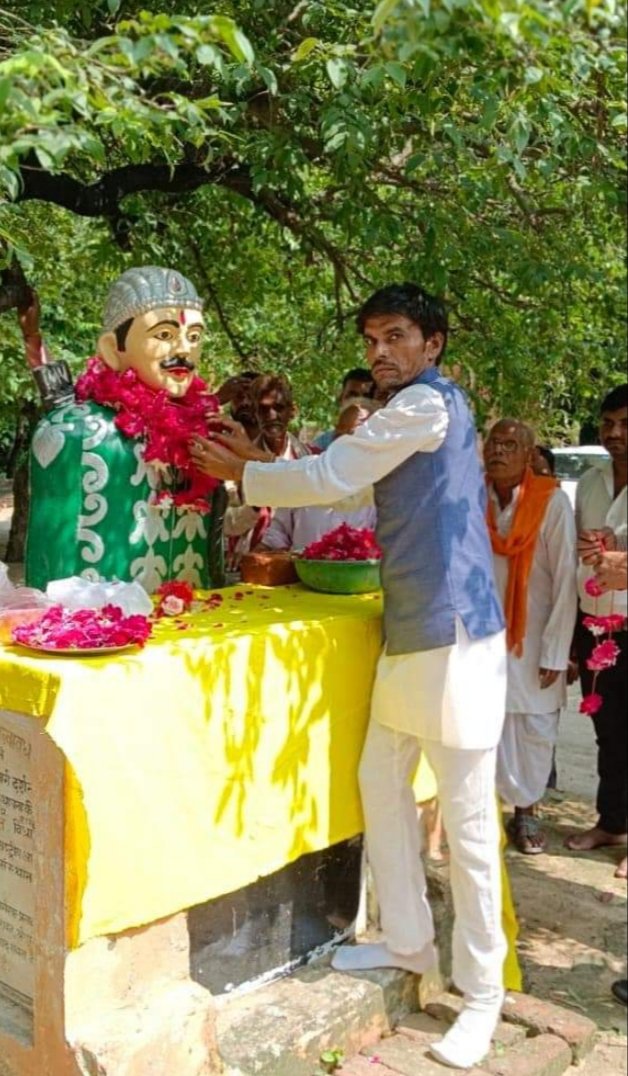 UmeshKu64871163's tweet photo. पासी समाज के अंतिम शासक महाराजा गंगा बक्श रावत जी, एवं उनके पुत्र कुंवर रणजीत सिंह रावत जी, के 174वें शहीद दिवस, 18 सितंबर 2023, पर उन्हें
     कोटि-कोटि नमन ‌🌹🌻👏
#पासी_राजा_गंगा_बक्श_रावत_जी अमर रहें। https://t.co/0pTWeLLcBC