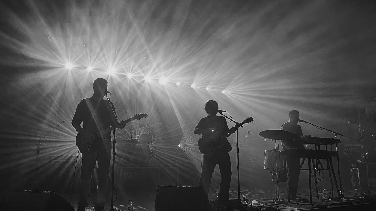 _ashlatiolais's tweet photo. time will wait for no one, but I’ll wait to see @localnatives again someday 

first show of y’all’s after being a huge fan for years, couldn’t have been a better experience!! ¨̮ https://t.co/XRENKZRt4B