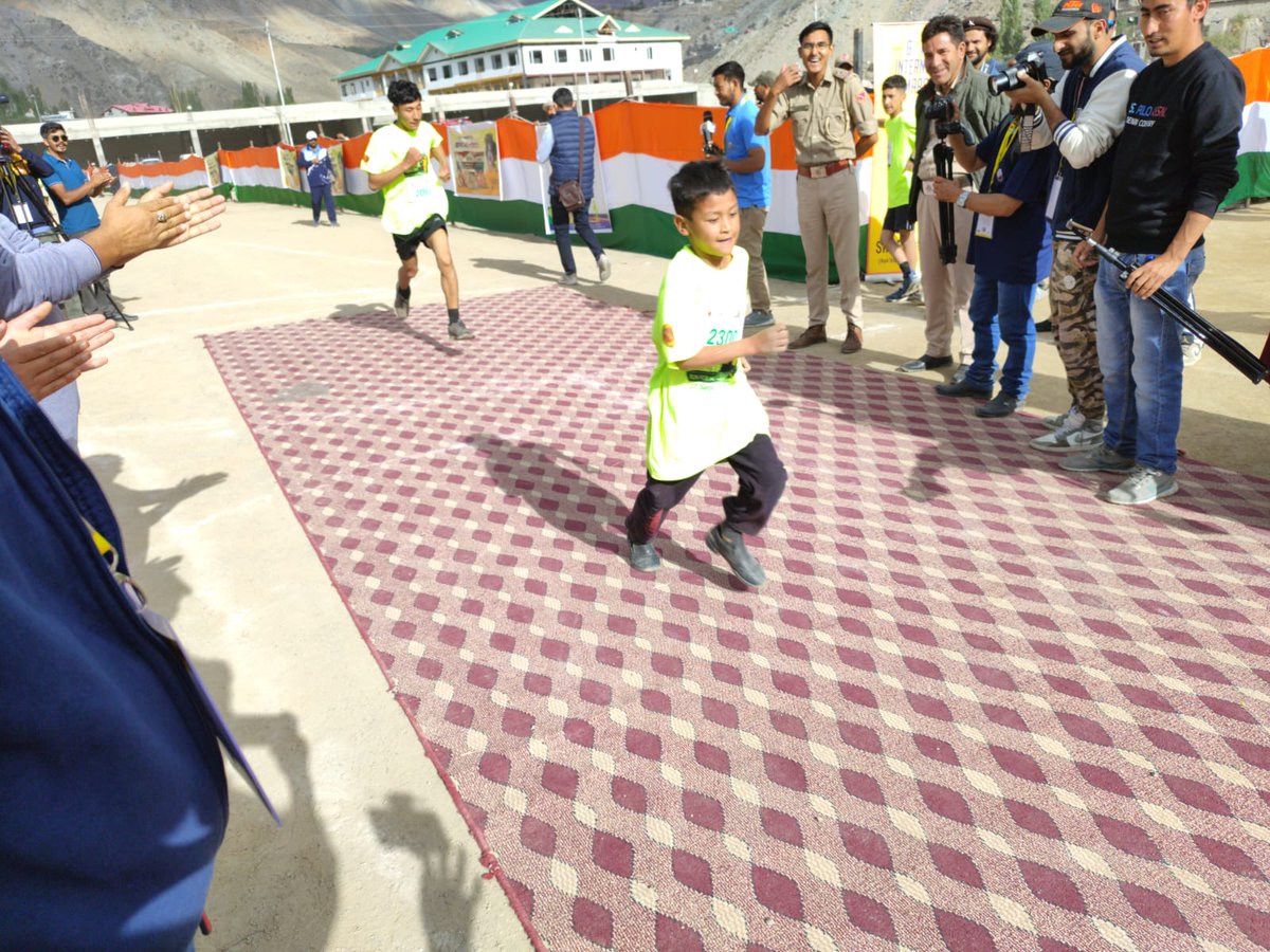DIPR_Kargil's tweet photo. Runners of the 2 km boys category return back to the finish line at Khree Sultan Choo Sports Stadium, Biamathang, Kargil.
#Runforhunderman
@LadakhSecretary 
@Ravinder_Dangi1 
@Info_Ladakh 
@ddnewsladakh 
@DDNewslive https://t.co/i1hSYM9D3F