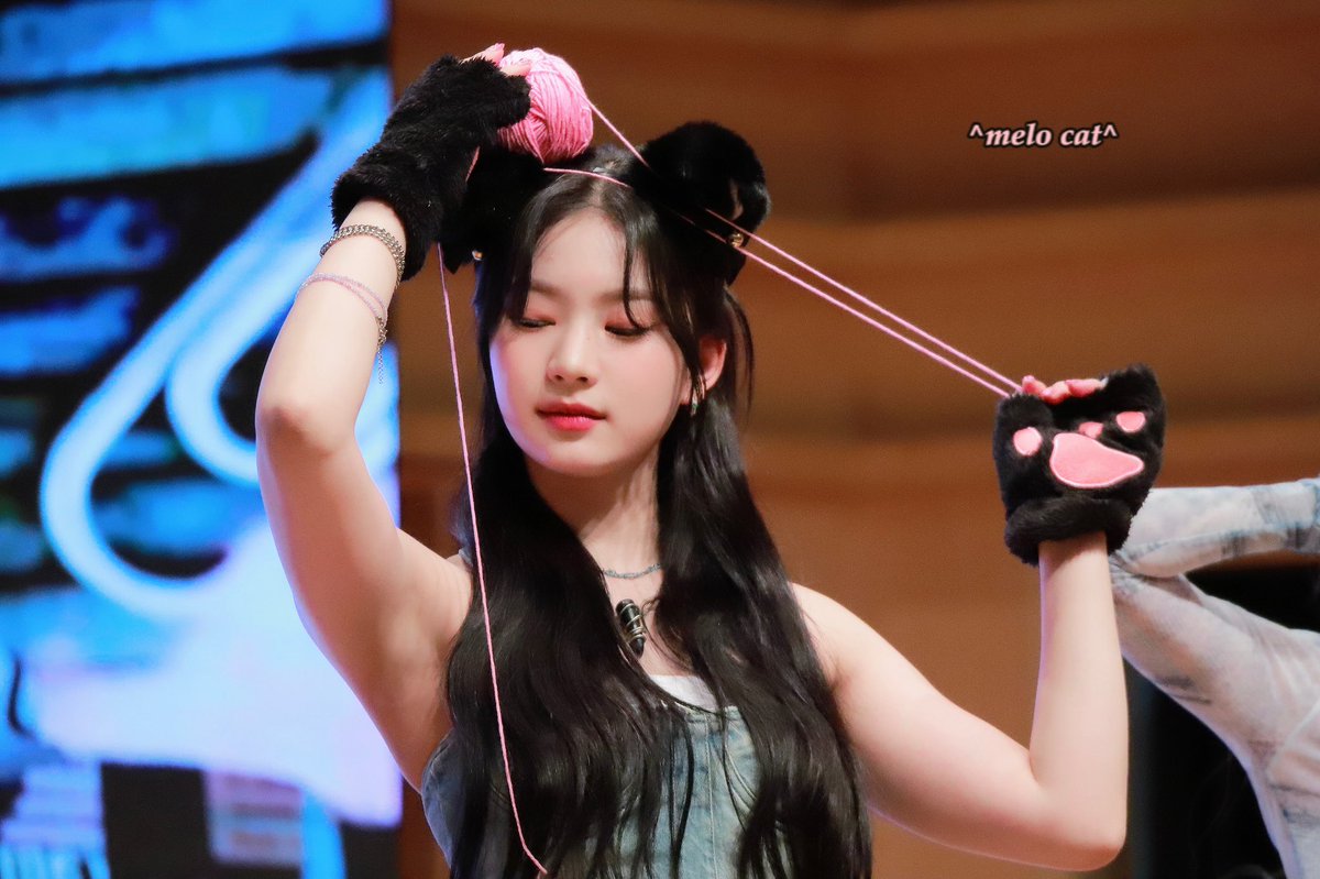 melocat0123's tweet photo. 230916 애플뮤직

🧶🐾 채냥이는 혼자서도 잘 놀 수 이떠요!

#스테이씨 #아이사 #ISA https://t.co/TGAOp4XOLm