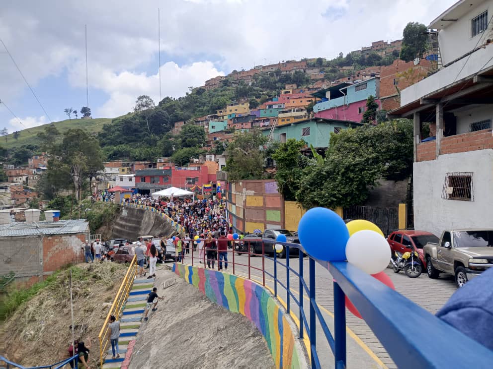 #16Sep Abordaje de Rehabilitación de viviendas e Infraestructuras Sociales Enmarcado en los 8 vértices del Sábado Tricolor 🇻🇪 Desde #DttoCapital Sector Mario Briceño Iragorry, Pqa. Sucre.
@NicolasMaduro
@delcyrodriguezv
@MervinMaldonad0
@GRaulparedes 
#VenezuelaGrandeComoYulimar