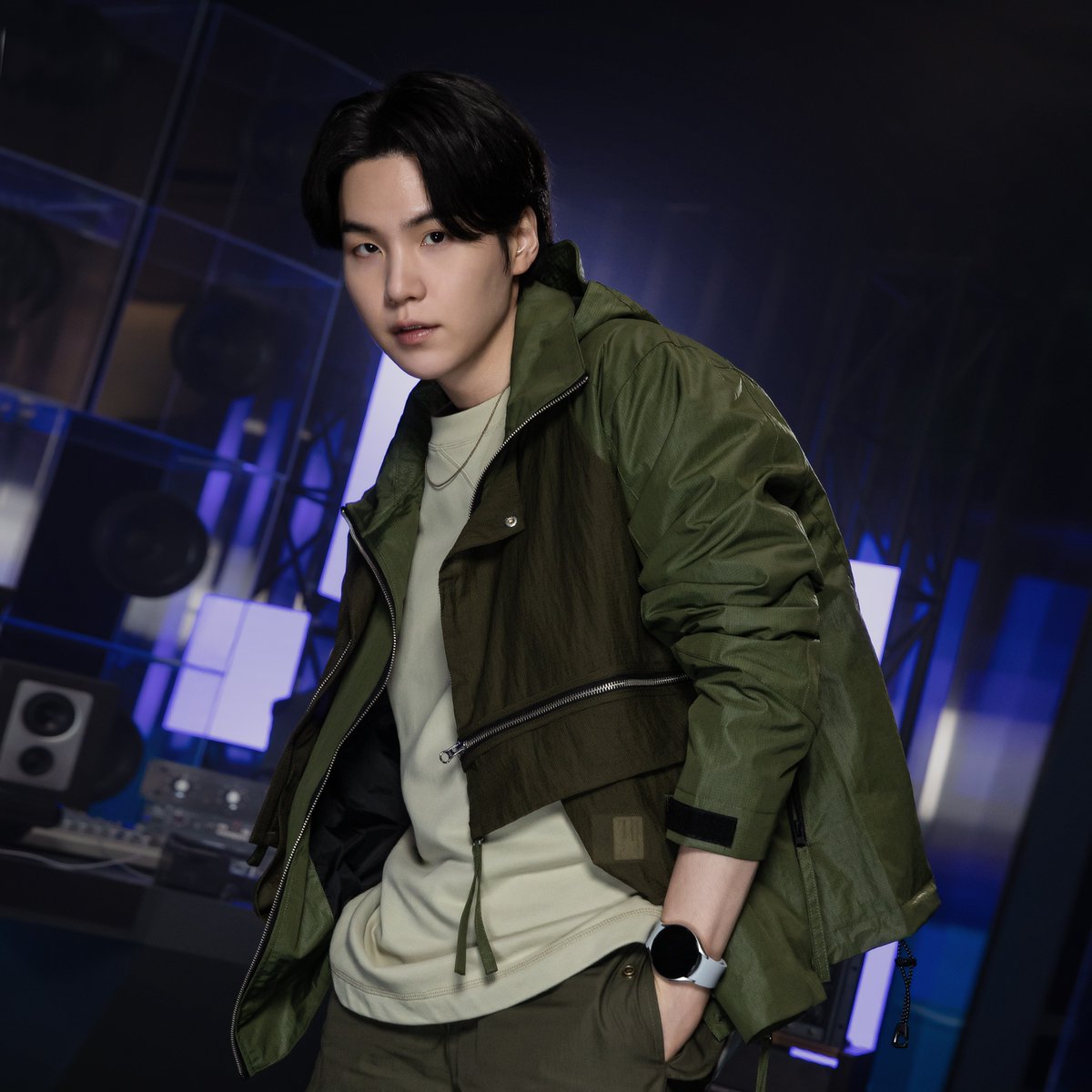 SamsungMobile's tweet photo. Upgrade your selfie game with FlexCam. This is #SUGA of @BTS_twt’s secret. This is the #GalaxyZFlip5. #GalaxyxSUGA #JoinTheFlipSide

Learn more: https://t.co/f959H88Tow