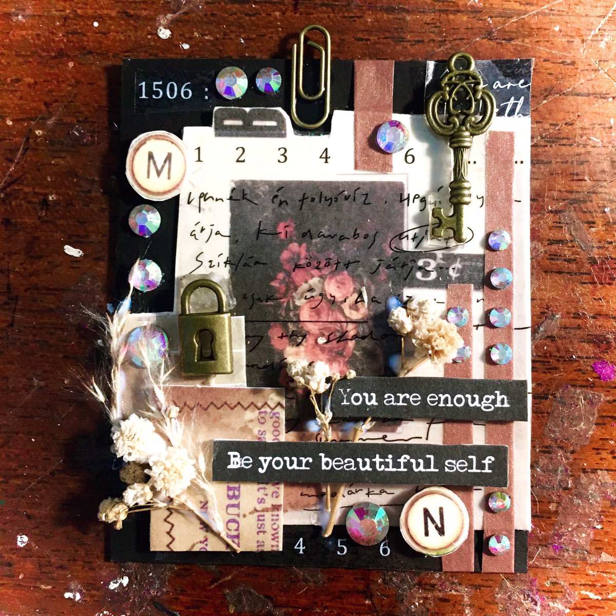 Noelarts666's tweet photo. Hidden LETTER🕯 📨🕯

#noelarts #art #artist #stationaryaddict #paper #papercrafts #papercrafting #scrapbooking #junkjournal #journalingcommunity #journaling #waxsealstamping #waxseal #rustypaperclips #brads #fancyyarn  #紙モノ好きさんと繋がりたい #コラージュ素材 #コラージュ #文道具マニア #紙モノ #hiddenletter #letter #documents