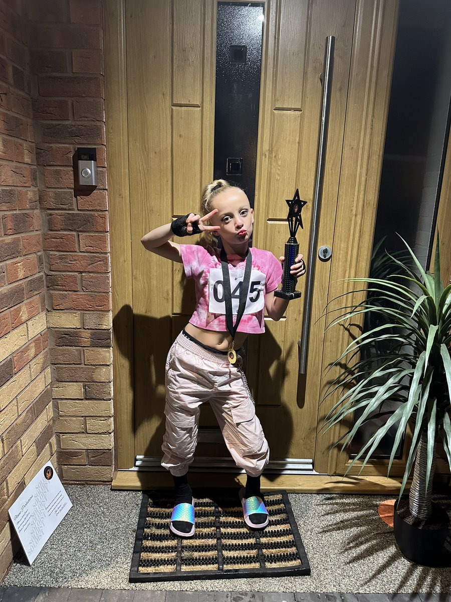 jennyarmo's tweet photo. Lexi had a dance comp this weekend her dance group came 1st and 2nd with their two dances 👌 and she also entered a solo freestyle round for the first time and took 1st place 🥇 👏🏻 @PlantationHodg @PlantationPS https://t.co/zYZ43RxSbs