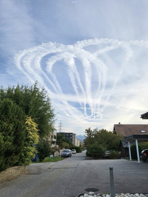 RdeSuiza's tweet photo. #ClimateActivists are screaming at the top of their lungs to force #Corporations cutting their #Carbon #Emissions & reduce #FossilFuel.
Yet, there's utter silence that the #Oligarchy is poisoning our atmosphere with #LeadDioxide, #SilverIodide & #Diatomite.
#GeoEngineering https://t.co/gT6I6GwaBf