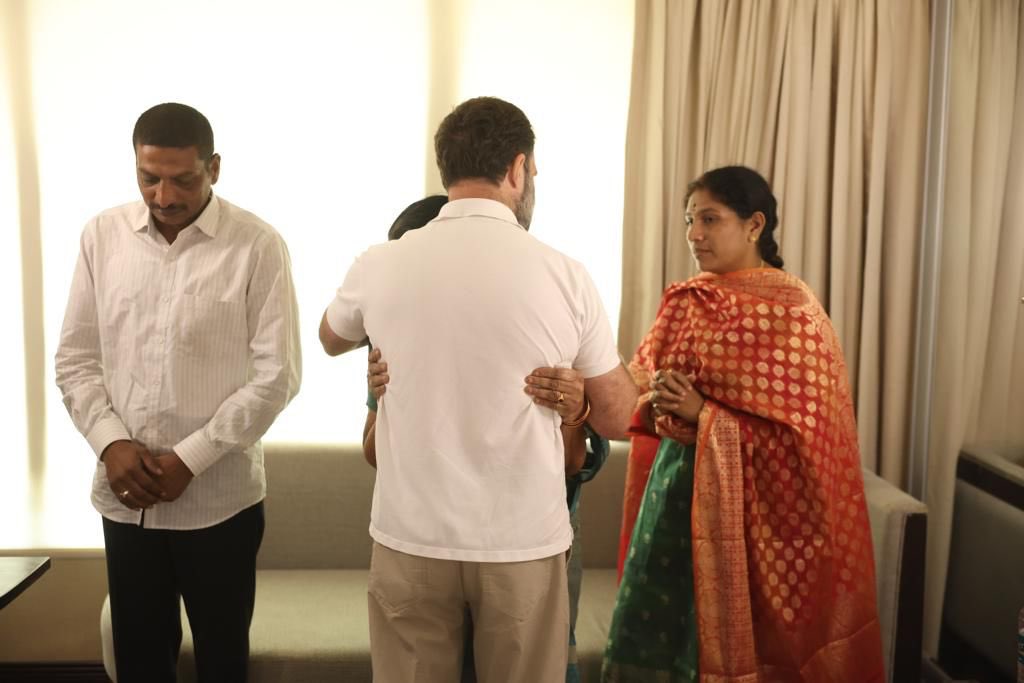 revanth_anumula's tweet image. తెలంగాణ ముద్దు బిడ్డ గద్దర్ కుటుంబానికి ధైర్యం చెప్పిన సోనియాగాంధీ గారు, రాహుల్ గాంధీ గారు మరియు ప్రియాంక గాంధీ గారు.

గద్దర్‌ ప్రజల హక్కుల కోసం చేసిన పోరాట స్ఫూర్తిని కొనియాడిన సోనియా గాంధీ గారు. 

#CongressVijayabheri 
#SoniammaInTelangana
#CWCMeetingHyd