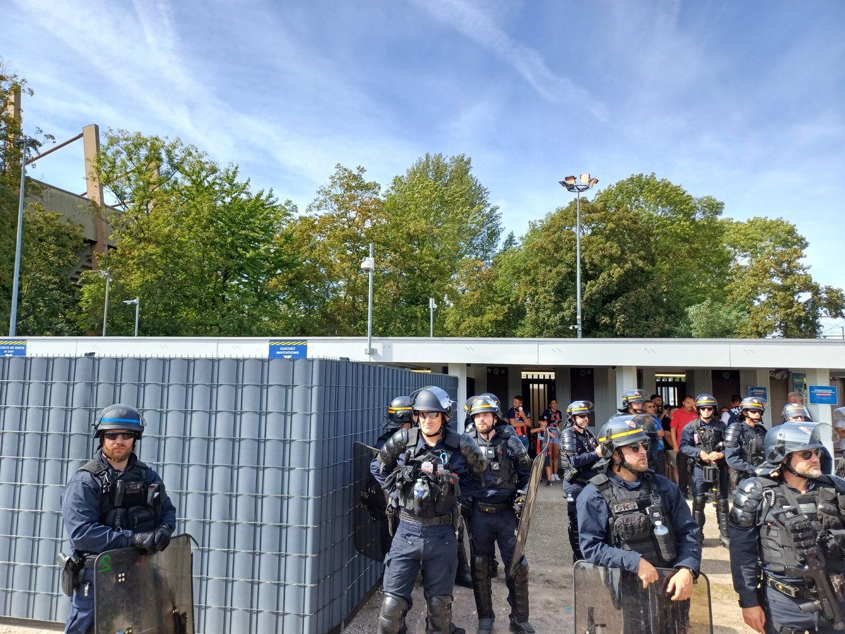 olivierlaval27's tweet image. Retour sur l'excellent accueil réservé par des policiers surarmés aux supporters de Montpellier à Strasbourg auxquels il a été signifié l'interdiction d'entrer au stade après un voyage de 8h. Sans l'action de certains, ils seraient restés bloqués tout le match sur le parking.
