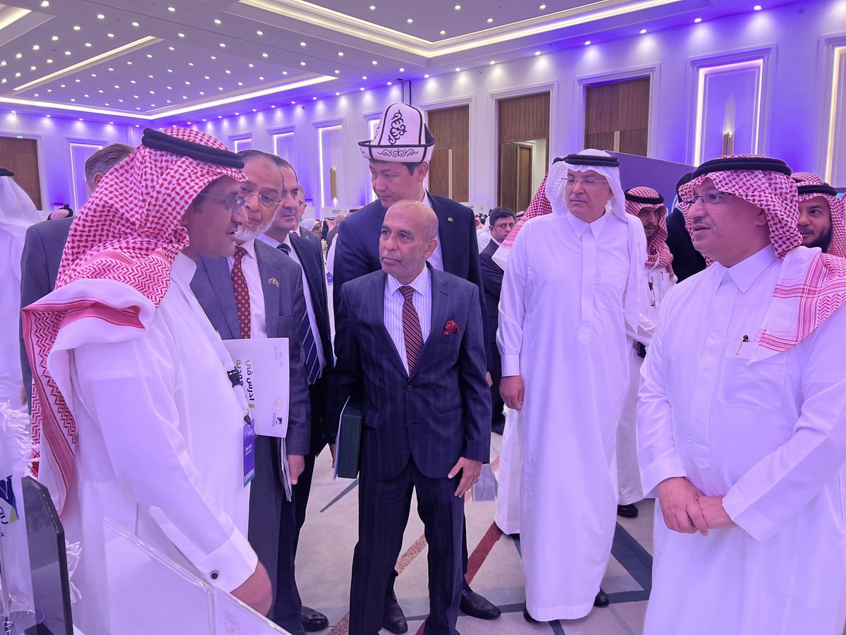 BahaUniversity's tweet photo. #يحدث_الآن | زار معالي وزير التعليم الأستاذ يوسف بن عبد الله البنيان يرافقه عدد من السفراء جناح  #جامعة_الباحة  المشارك في ملتقى #ادرس_في_السعودية الذي تنظمه #وزارة_التعليم بمدينة #الرياض حيث كان باستقباله سعادة وكيل عمادة القبول والتسجيل د. علي بن محمد القرني ، ووكيل عمادة الدراسات العليا د. مساعد بن جمعان الزهراني .