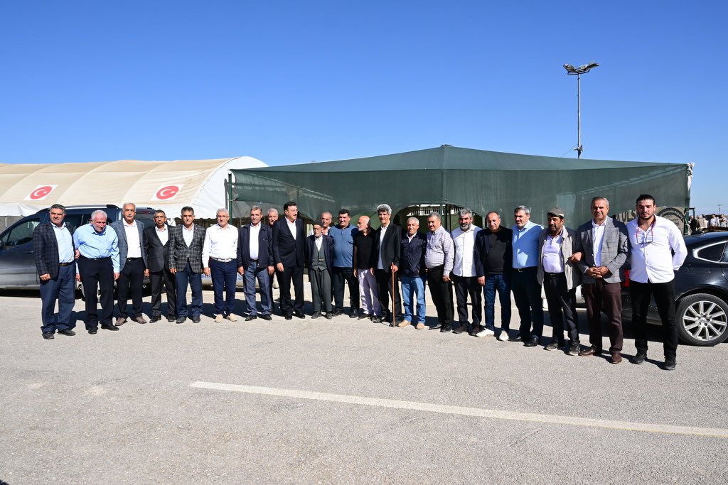 Battalgazi Belediye Başkanımız <a href="/osmangudertr/">Osman Güder</a> ile birlikte Canlı Hayvan Pazarını ziyaret ettik. 

Yetiştiricilerimizin taleplerini dinleyip, vatandaşlarımızla sohbet ettik.
Esnaflarımıza hayırlı işler, bereketli kazançlar diliyorum.