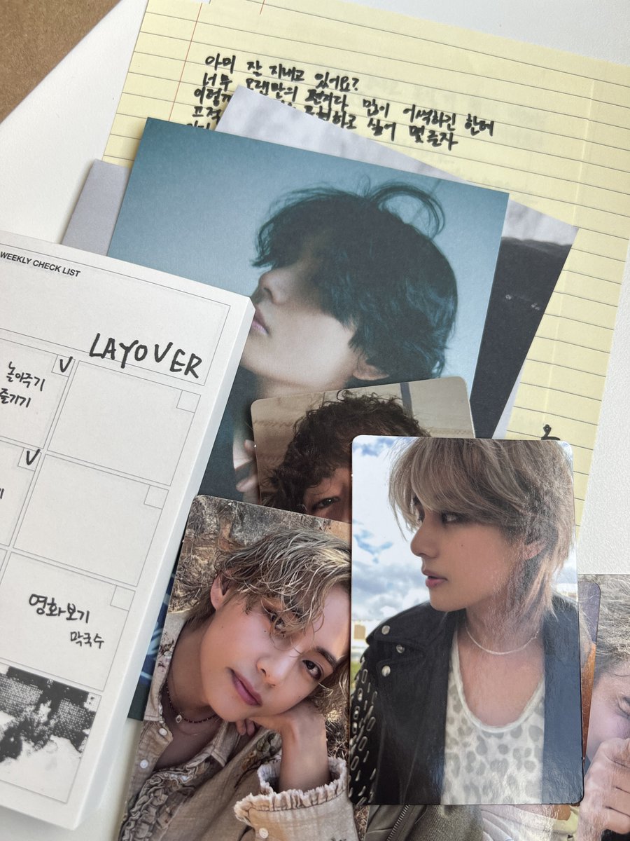 나앨범 구성1나도안찾라보고그냥삿는데 앨범까자마자 편지들어잇어서 울음터지고 포카 존나마니들어잇고 엽서사진 개이뽀서 2차울음터지고 다꾸하라고 메모지도들어잇어서 3차로감동먹음 .............