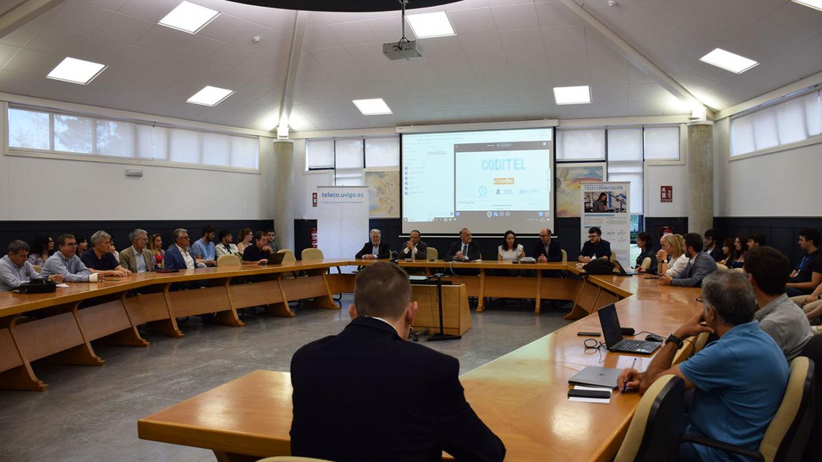 EETelecoVigo's tweet photo. O pasado venres acollimos a Conferencia de directores das escolas de Enxeñaría de Telecomunicación #CODITEL, que se fixo coincidir, ademais, co congreso anual do Consejo Estatal de Estudiantes de Telecomunicación,@CEETsectorial, organizado pola @DaatUvigo tamén na Escola 👌 https://t.co/XvmtIDM6Sh