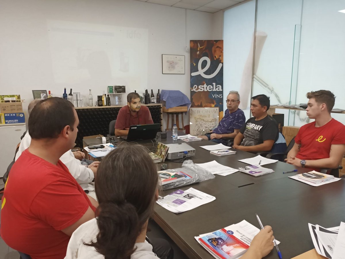 IDFOGirona's tweet photo. Avui amb el docent @fandos9 hem iniciat la formació 💯% #subvencionada per @fpo_continua d'Operació de #carretons. Norma #UNE58451 a l'empresa #VINSESTELA, a qui agraïm la confiança en nosaltres per formar els treballador@s i cedir les seves instal·lacions per fer el curs. https://t.co/R3jULofIzt