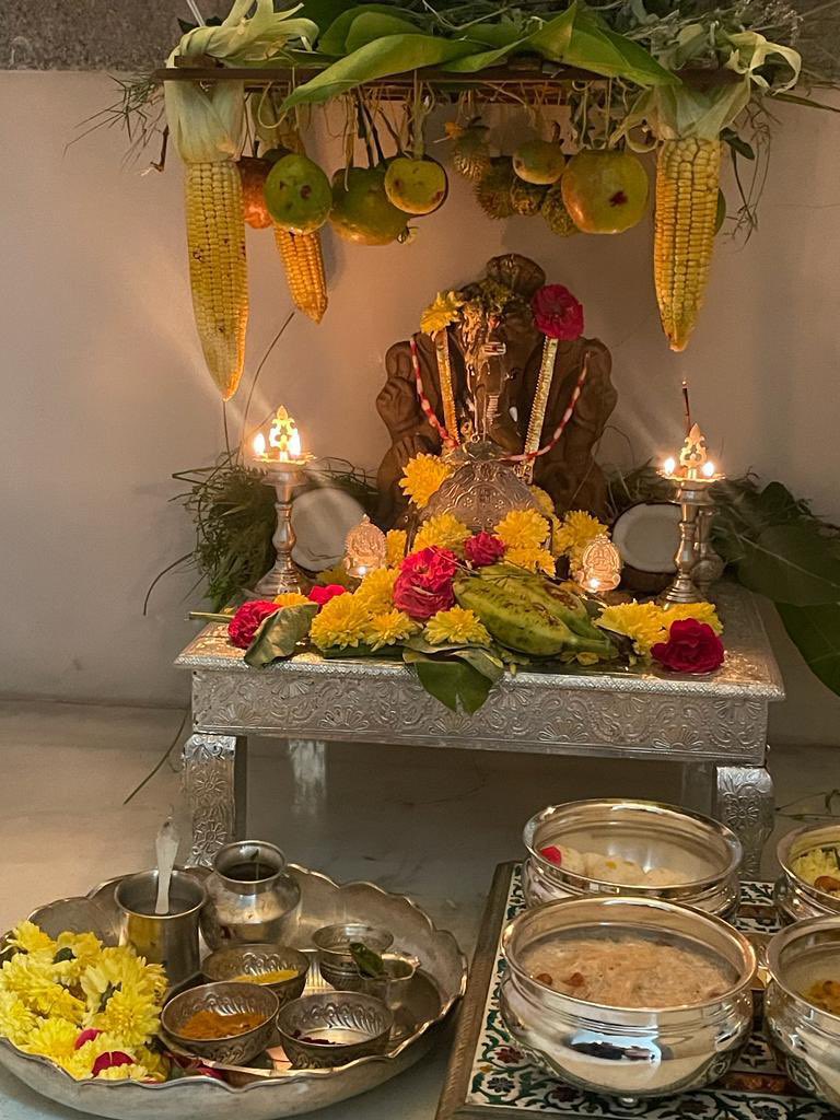 iamnehashetty's tweet photo. మీకూ మరియు మీ కుటుంబ సభ్యులు అందరికీ వినాయక చవితి శుభాకాంక్షలు 🌸🙏🏻 https://t.co/IYjIUQR1Ts